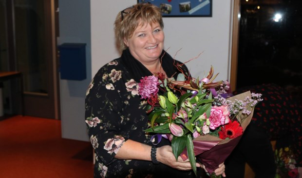 Aftredend secretaris Heidi van der Heiden met bloemen uitgezwaaid (foto: Lid van verdienste Marcel de Bakker)