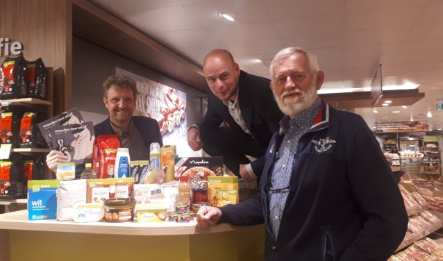 Ruud Steggerda (Floravontuur Promotie Zoetermeer), Adriaan Verheul (PLUS Verheul Benthuizen) en Joost de Jager (Voedselbank Zoetermeer). Foto: pr