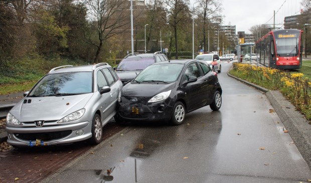 Na eerst een andere auto te hebben geraakt, kwam het voertuig tegen een andere auto tot stilstand (foto: AS Media).