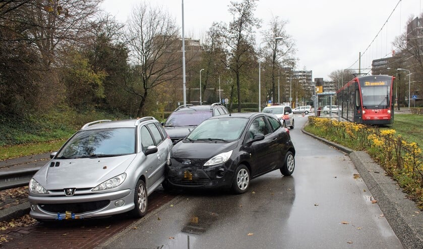 Na eerst een andere auto te hebben geraakt, kwam het voertuig tegen een andere auto tot stilstand (foto: AS Media).