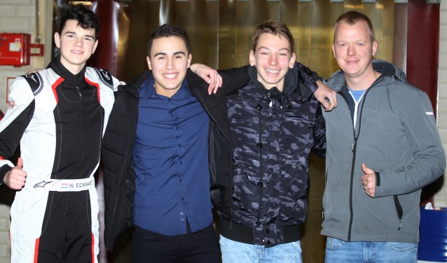 De jonge karter Ryan Kavehzadeh (2e van links) uit Zoetermeer heeft dit seizoen zijn progressie laten zien door zijn vierde plaats in de GK4 Kart Series. Rechts teammanager Pietjan Roggeveen. Foto: Bas Kaligis