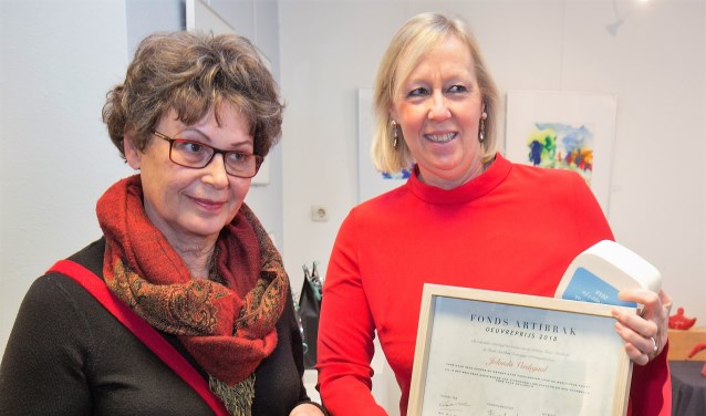 Wethouder Astrid van Eekelen overhandigde de prijs aan Jolanda Verdegaal (foto pr ArtiBrak).