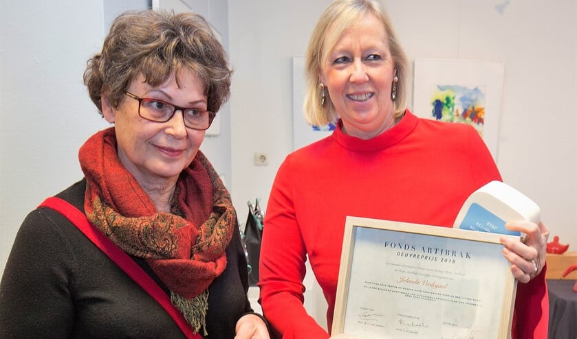 Wethouder Astrid van Eekelen overhandigde de prijs aan Jolanda Verdegaal (foto pr ArtiBrak).