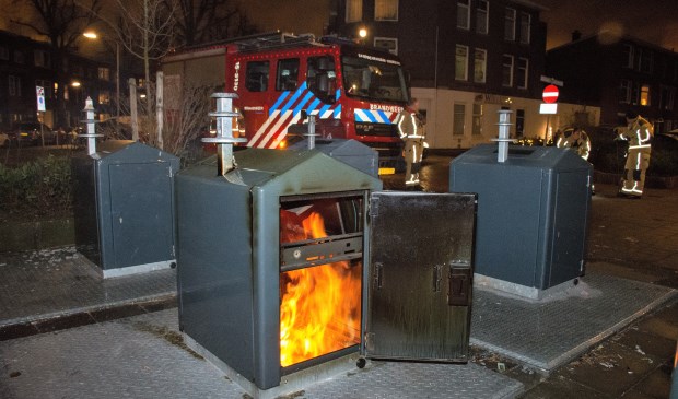 Afvalcontainer in brand aan de Van Egmondestraat in Voorburg (foto: AS Media).