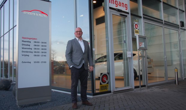 Sander Verhulst voor het schitterende pand aan de Exportweg in Delfgauw, direct aan de N470.