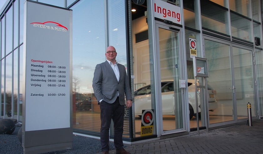 Sander Verhulst voor het schitterende pand aan de Exportweg in Delfgauw, direct aan de N470.