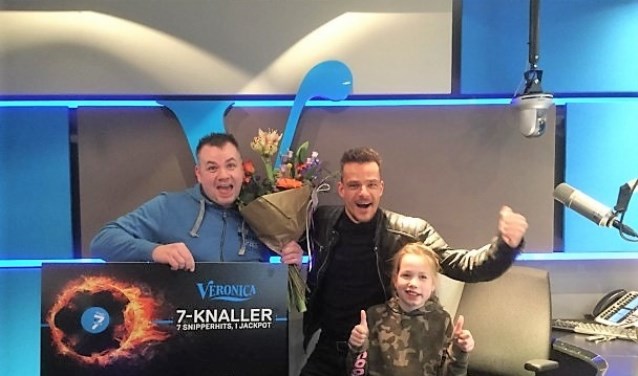 Veronica-dj Niek van der Bruggen reikte de cheque uit aan Richard Hooijmans uit Leidschendam (foto: pr Veronica / Talpa).