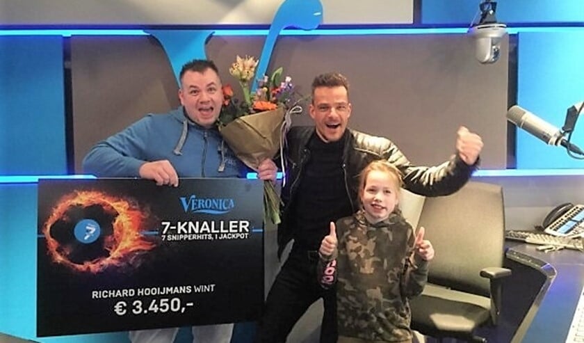 Veronica-dj Niek van der Bruggen reikte de cheque uit aan Richard Hooijmans uit Leidschendam (foto: pr Veronica / Talpa).