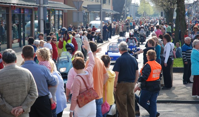 De tocht brengt ieder jaar duizenden mensen op de been. De Engelse Lus op de Oost- en Westlaan is het hoogtepunt van de motortoertocht. (foto's: Martijn Mastenbroek)