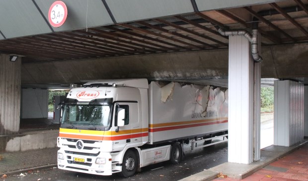 Het viaduct bleek lager te zijn dan de vrachtwagenchauffeur dacht. Foto: Spa-Media