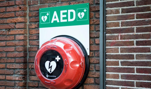 De extra AED's zijn mogelijk gemaakt door GGD Haaglanden, Fonds 1818 en de Hartstichting. Foto: pr