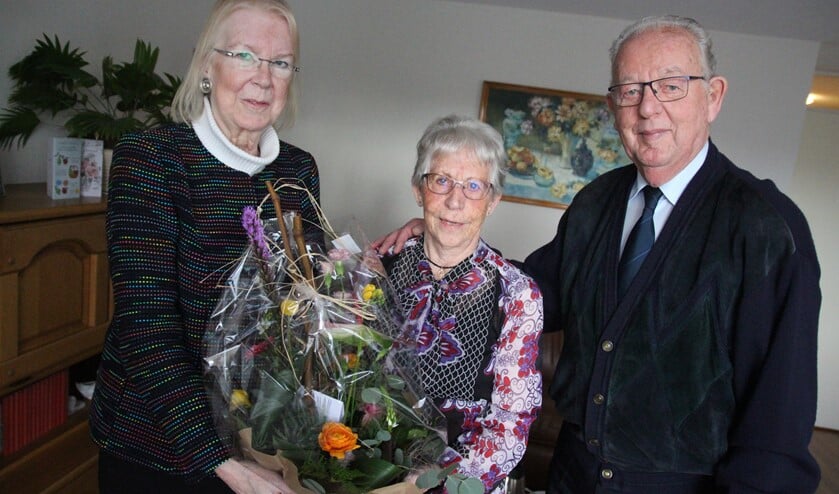 Het diamanten bruidspaar met burgemeester Francisca Ravestein in hun nieuwe appartement met voortuintje in Het Helmhuis.
