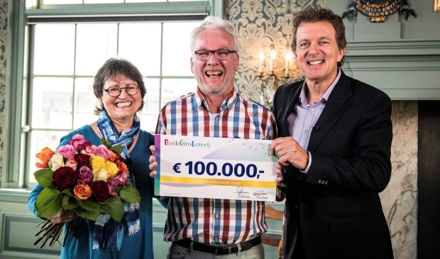 Jack uit Leidschendam ontvangt, in het bijzijn van zijn vrouw Aletta, een cheque van 100.000 euro uit handen van BankGiro Loterij-ambassadeur Robert ten Brink (foto: Jurgen Jacob Lodder).