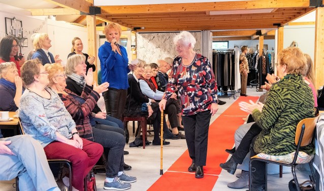Er werd verwachtingsvol uitgekeken werd naar de mannequins: zes deelnemers aan de Koffieochtend tussen de 70 en 93 jaar die op hun eigen wijze op de muziek over de rode loper liepen (foto: Michel Groen).