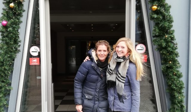 Organisatoren Nienke Steensma (links) en Renée Turion (rechts) lopen in de Parade om de laatste puntjes op de ï te zetten voor de kerstmarkt.