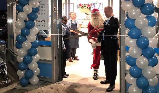 Opening van de zaak door de Kerstman en de filiaalmanager (foto: pr Hoogvliet).