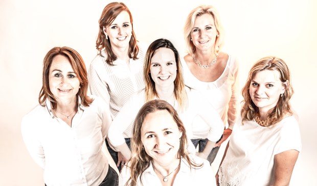 Het team van JewelEar dat onlangs is uitgebreid met audicien Merel. Verder op de foto Marije, Marieke, Dorothea, Marjolein en Eline zelf.