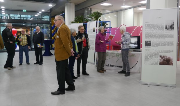 In het Stadhuis-Forum was op de open dagen de gelijknamige expositie van het HGOS over '100 jaar kiezen' te zien. Foto: Jan van Es
