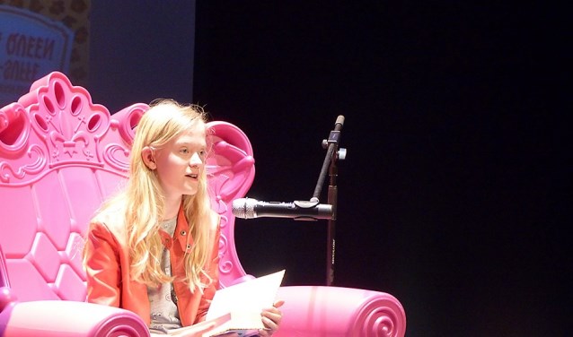 De jury vond dat Lianne zo goed voorlas, dat de jury het verhaal helemaal voor zich zag (foto: Bibliotheek aan de Vliet).