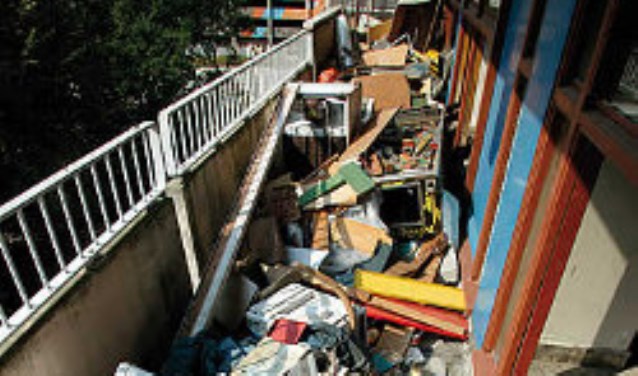 Misstanden in twee flats met name door bewuste overbewoning. Deze stockfoto geeft goed de situatie weer zoals die is.