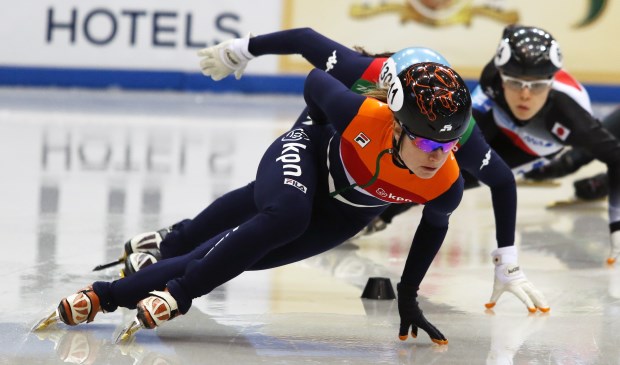 Yara van Kerkhof is de eerste Nederlandse vrouw met olympische shorttrackmedaille. Op de foto Yara tijdens de strijd om de tweede Wereldbeker shorttrack in Dordrecht. Deze Wereldbekerwedstrijd was tevens een van de vier kwalificatiewedstrijden voor de Olympische Winterspelen in Zuid-Korea. Foto: Hank Prinsen