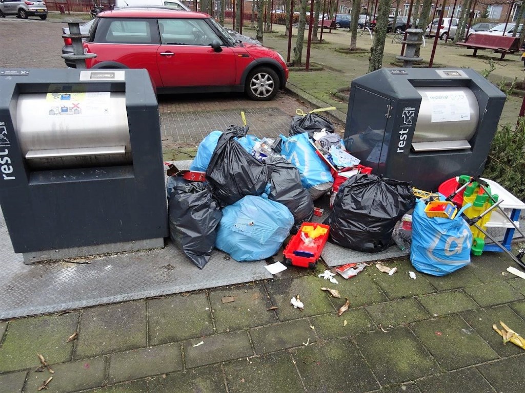 Als de gemeente gaat handhaven (en Avalex eventuele rotzooi opruimt) zie je dit soort beelden in de toekomst hopelijk alleen nog incidenteel (foto: Ap de Heus).
