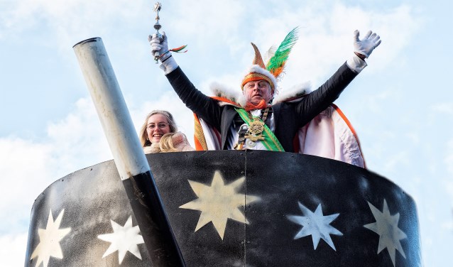 Prins Strooppie en Page Rafaëlla van De Damzwabbers op hun carnavalskart (foto: Michel Groen).