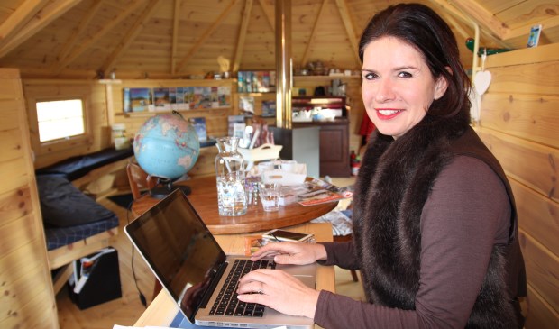 In haar gezellige houten reischalet stelt Sandra Burik samen met u mooie droomreizen samen.