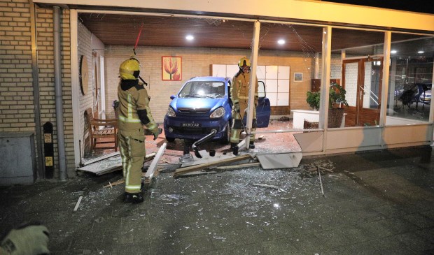 De brommobiel kwam tot stilstand in de portiek van het appartementencomplex (foto: Rene Hendriks).
