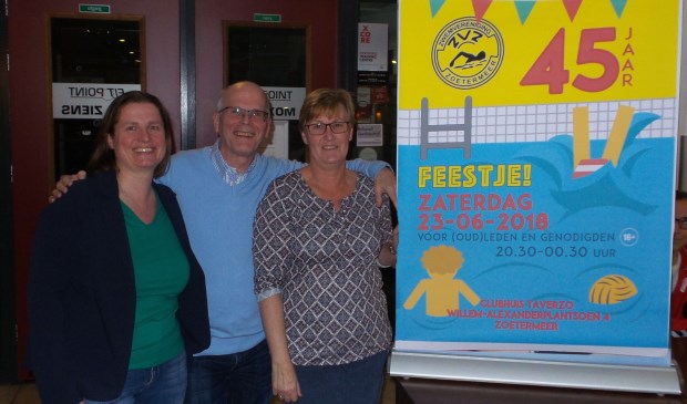 De jubileumcommissie van ZVZ onthult de poster. Foto: pr