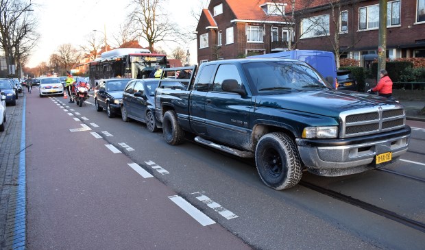 Bij de kop-staartaanrijding waren drie voertuigen betrokken (foto: AS Media).