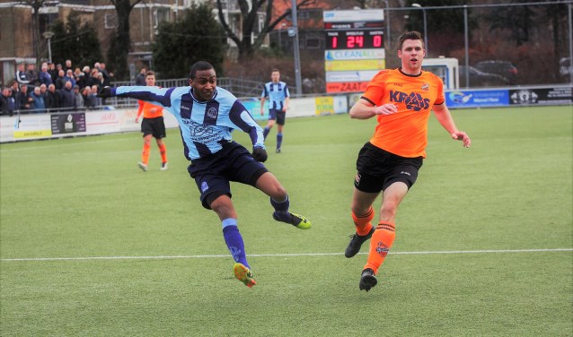 Chadion Melfor (Forum Sport) ziet dé kans op 2-0 ternauwernood gekeerd worden door de keeper van Volendam (foto: AW).