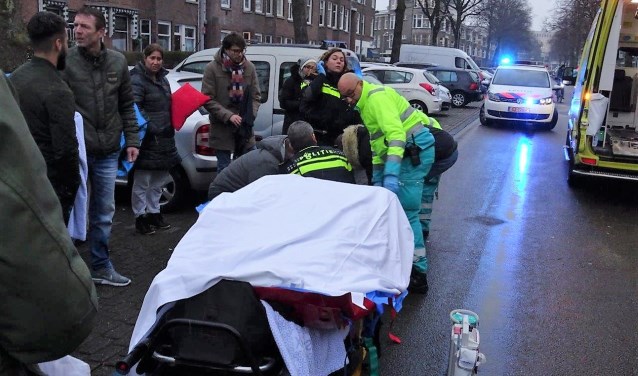Met hulp van omstanders werd de vrouw op de brancard omhoog getild (foto: Ap de Heus).