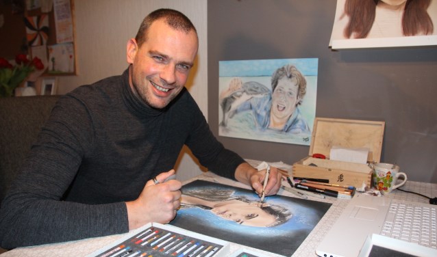 Dennis tekent en schildert gewoon aan de keukentafel. Niks bijzonders…
