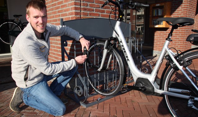 Het begint met goede sloten, zegt Jeroen Tijssen van Hans Struijk Fietsen. De Nootdorpse fietsenzaak stelt een mooi slot beschikbaar dat volgende week wordt verloot onder de deelnemers aan de graveeractie.