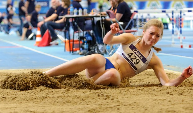 Landing van Britta de Haan bij het nummer hinkstapspringen. Zij won dat nummer met een prachtige sprongserie van 11,75m, 11,70m en met haar laatste sprong overbrugde ze 11,79m. Foto: Ed Turk fotografie
