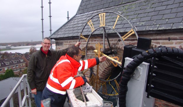 De klokken van de Dorpskerk lopen wat achter maar daar zie je 's avonds niks van.