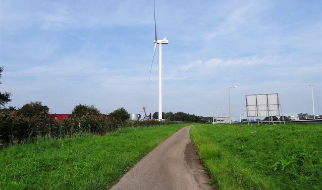 De windturbine aan rijksweg A4 veroorzaakt geluidsoverlast in de Zeeheldenwijk (foto: Ap de Heus).