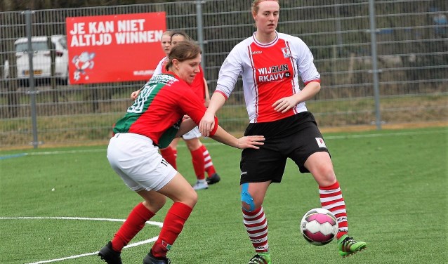 Jessie van Leeuwen (RKAVV Vrouwen) opende de score met een fraai afstandsschot (foto: AW).