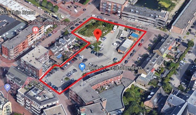 In het rood het gedeelte van de Damcentrum waar veel parkeerplaatsen zullen verdwijnen (foto: Google).
