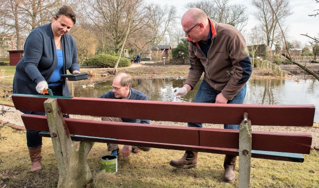 Burgemeester Tigelaar en de wethouders Nadine Stemerdink en Floor Kist aan de slag op Buitengoed Dorrepaal (foto: Michel Groen).
