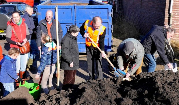 Compost scheppen met wethouder Floor Kist (archieffoto Ot Douwes).