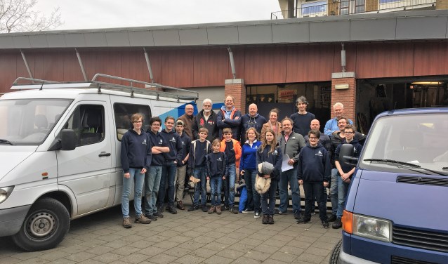 Een groep van 20 vrijwilligers heeft de inboedel van wijkvereniging Damsigt verhuisd naar scouting Hubertus Brandaan.
