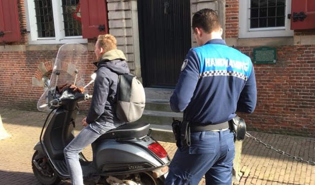 De politie Leidschendam-Voorburg was dinsdag 6 maart aanwezig en heeft 4 bekeuringen uitgedeeld. (Foto: PR)