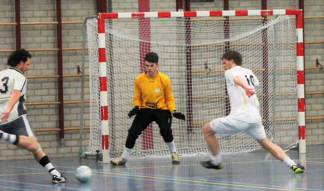 Rick Luiten neemt keeper Jordy Bennis onder vuur; Nick v.d. Bosch is te laat.