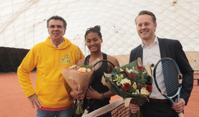 Eric Brunings, voorzitter, Dainah Cameron, tennisster en 2e van Nederland en wethouder Robin Paalvast (v.l.n.r.). Foto: Jan van Es