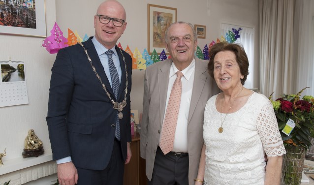 Het diamanten bruidspaar Groen met burgemeester Klaas Tigelaar (foto: Michel Groen).