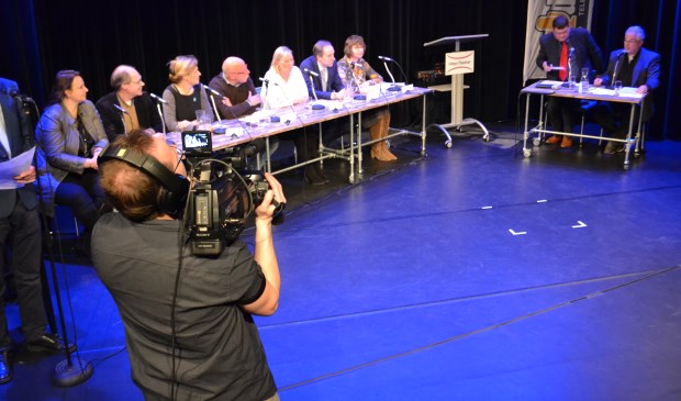 Tijdens het debat werden er opnamens gemaakt die live uitgezonden werden op Midvliet TV. (Foto: Inge koot)