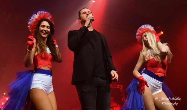 John West met twee danseressen van Orli Entertainment. Tekst en foto's: Jerrold Mallee