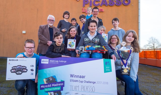 3290076: Team Picasso poseert trots met de beker. Foto: Ron Jenner